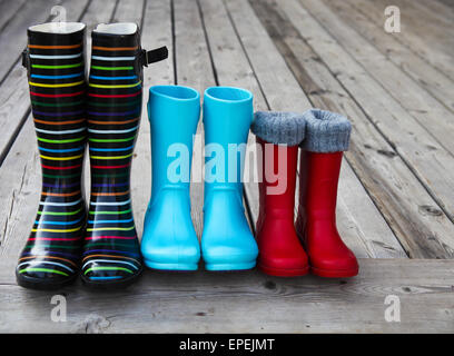 Tre coppie di un colorato stivali da pioggia Foto Stock
