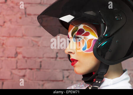 Bella giovane modello con Creative brillanti compongono con casco Foto Stock