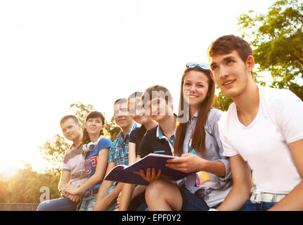 Gruppo di studenti o ragazzi con i notebook all'aperto Foto Stock