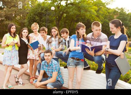 Gruppo di studenti o ragazzi con i notebook all'aperto Foto Stock