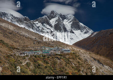 Un piccolo villaggio al di sopra di Pangboche sul campo base Everest trek Nepal Foto Stock