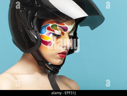 Modello con Creative brillanti compongono con casco Foto Stock