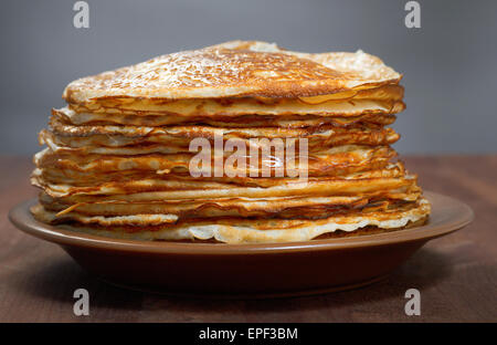 Pila di frittelle sulla piastra - russo del cibo tradizionale Foto Stock