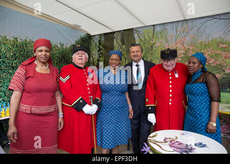 Chelsea pensionati pongono con membri della diaspora Basotho coro presso la RHS Chelsea flower show 2015. Foto Stock