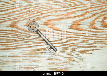 Vintage chiave dalla serratura su una texture di legno Foto Stock