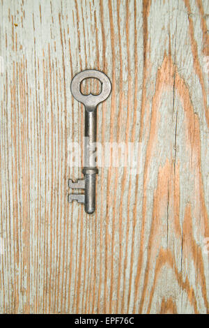 Vintage chiave dalla serratura su una texture di legno Foto Stock
