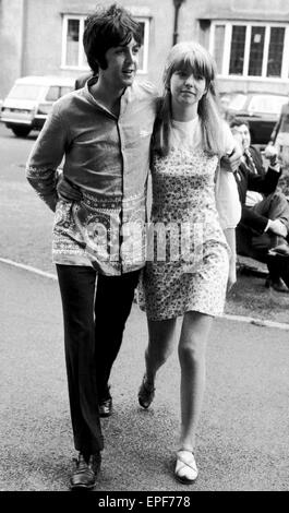 Paul McCartney & Jane Asher, Bangor, il Galles del Nord, domenica 27 agosto 1967. In Galles a frequentare lezioni di Maharishi Mahesh Yogi. Nella foto nella motivazione di Bangor Collegio normale. Foto Stock