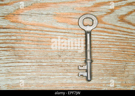 Vintage chiave dalla serratura su una texture di legno Foto Stock
