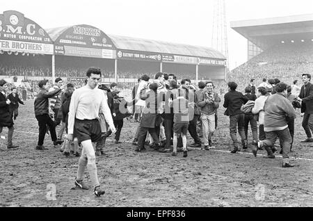 Il Manchester United v Southampton, FA Cup semi finale corrispondono a Villa Park, sabato 27 aprile 1963. Punteggio finale: Manchester United 1-0 Southampton folla 68.000 presenze Foto Stock