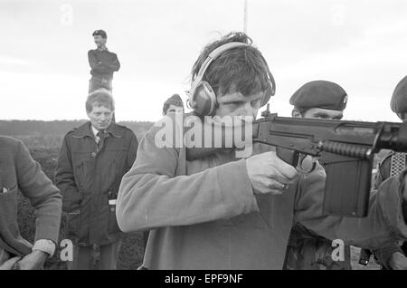 Southampton FC giocatori titolari della FA Cup, ha provato le loro mani in corrispondenza di un diverso tipo di tiro quando hanno pagato una visita al Royal Anglian Regiment, sulla Piana di Salisbury, giovedì 25 novembre 1976. Mick Channon. Foto Stock