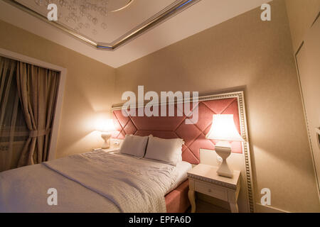 GABALA - 18 Maggio: camera in Riverside Hotel il 18 maggio 2014 in Gabala, Azerbaigian. Riverside Hotel è il primo albergo a 5 stelle di Gabala, Foto Stock