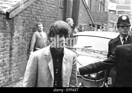 Premier di 'una dura giornata di Notte', la folla si riuniscono per avvistare dei Beatles prima del nord del premier inizia a Liverpool. Ringo Starr raffigurata qui di fumare una sigaretta dopo aver lasciato l'auto. Il 10 luglio 1964. Foto Stock