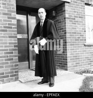 Assessore Edward Minghella, Ryde Città, Isle of Wight, 26 luglio 1965. Nella foto indossando accappatoio, in cui egli è stato presentato a Sua Altezza Reale il Principe di Galles della Regina e del principe Filippo, il Duca di Edimburgo. Il duca ha commentato "Cosa sono - vestaglie?". Il consiglio di accappatoi, di uomo Foto Stock