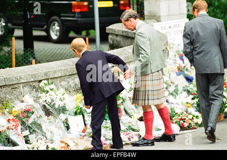 La famiglia reale, Balmoral station wagon, Scozia, 5 settembre 1997. Dopo aver partecipato a un servizio privato a Crathie Chiesa, Famiglia Reale fermare a guardare a omaggi floreali a sinistra per la Principessa Diana, alle porte del castello di Balmoral. Il principe Charles Prince William Princ Foto Stock