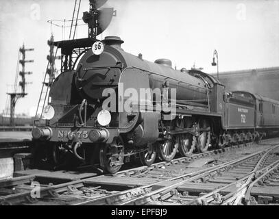 Ferrovia Meridionale N15 Re Artù locomotiva classe 'Linette' visto qui uscire la stazione di Waterloo. Luglio 1932 Foto Stock