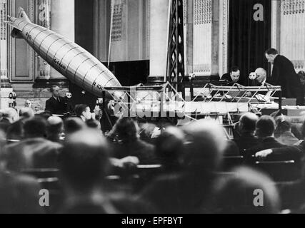 Un modello di R101 in corrispondenza di un angolo di 45 gradi come ingegnere J Harry Leech si è visto qui dando prova presso la corte di inchiesta a R101 dirigibile crash. 1 Novembre 1930 Foto Stock