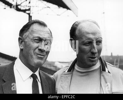 Manchester City Manager Joe Mercer visto qui con Dave Ewing a Maine Road. Circa il 1 Luglio 1968 Foto Stock