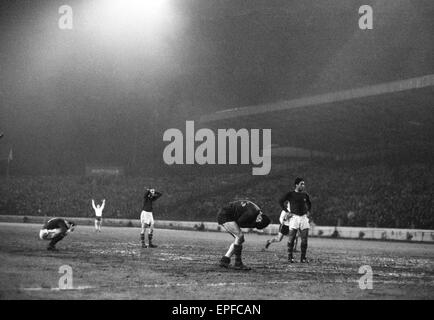 Inter città Fiere Cup Semi Final seconda gamba corrispondono a Stamford Bridge. Chelsea 2 v Barcellona 0. (2-2 sull'aggregato). L'angoscia e la disperazione in Barcelona goalmouth come Chelsea ottenere il secondo obiettivo al livello del tirante sull'aggregato. Golakeeper Reina (destro) contiene Foto Stock