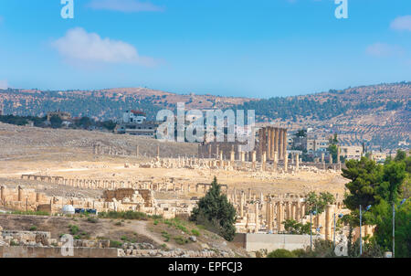 Vista di antiche rovine di Jerash Giordania con la città moderna in background Foto Stock