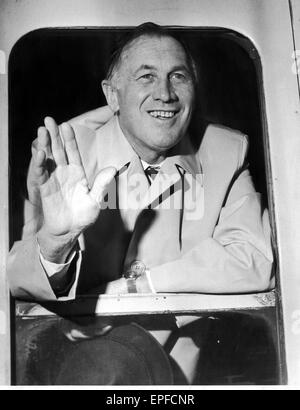 Manchester City Manager Joe Mercer onde per ben wishers come le squadre treno tira fuori della stazione Piccadilly durante il loro viaggio a Londra per la finale di FA Cup contro Il Leicester City. 23 Aprile 1969 Foto Stock