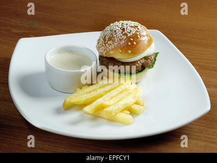 Hamburger con patatine fritte. closeup stile americano Foto Stock