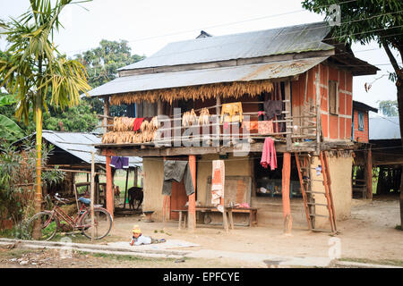 Tipica casa di villaggio in villaggio Tarahara, rurale Nepal orientale Foto Stock