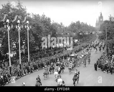 La regina e il Duca di Edimburgo in oro coach stato accompagnato da parte della cavalleria della famiglia passare giù Victoria Embankment, sul suo modo di Abbazia di Westminster per la sua incoronazione 2 Giugno 1952 Foto Stock