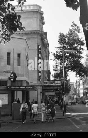 Vista esterna del Wyndham's Theatre adiacente a Leicester Square stazione della metropolitana su Charing Cross Road, Londra. Circa 1971. Foto Stock