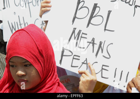 Quezon City, Filippine. 18 Maggio, 2015. Una donna musulmana partecipa ad un raduno di pace a Quezon City, Filippine, 18 maggio 2015. Il popolo musulmano sta chiamando per il passaggio del Bangsamoro Basic Law (BBL) che si verrebbe a creare un Bangsamoro sub-Stato con poteri sovrani ad essere disciplinati esclusivamente da musulmani filippini nel Sud delle Filippine. Credito: Rouelle Umali/Xinhua/Alamy Live News Foto Stock