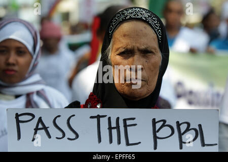 Quezon City, Filippine. 18 Maggio, 2015. Una donna musulmana detiene una targhetta in favore dell'Bangsamoro Basic Law (BBL) durante un raduno di pace a Quezon City, Filippine, 18 maggio 2015. Il popolo musulmano sta chiamando per il passaggio della BBL che creerebbe un Bangsamoro sub-Stato con poteri sovrani ad essere disciplinati esclusivamente da musulmani filippini nel Sud delle Filippine. Credito: Rouelle Umali/Xinhua/Alamy Live News Foto Stock