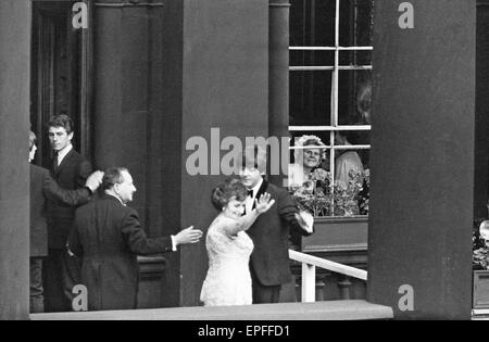 I Beatles a Liverpool per il Premier di una dura giornata di notte. Paul McCartney fa un balcone aspetto e onde da un immensa folla festante. 10 Luglio 1964 Foto Stock