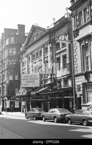 Vista esterna del teatro Albery in St Martin's Lane, Londra circa 1971. Foto Stock