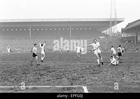 Il Manchester United v Southampton, FA Cup semi finale corrispondono a Villa Park, sabato 27 aprile 1963. Punteggio finale: Manchester United 1-0 Southampton folla 68.000 presenze Foto Stock