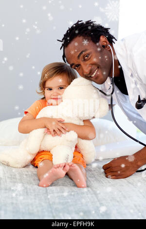 Caring giovane medico con cute girl Foto Stock