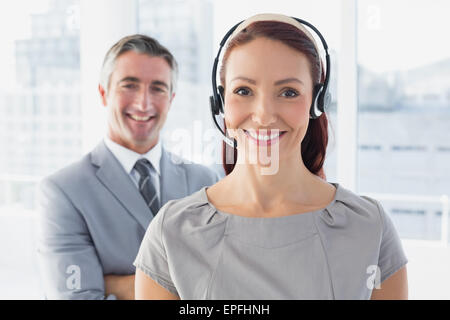 Imprenditrice di indossare una cuffia di lavoro Foto Stock