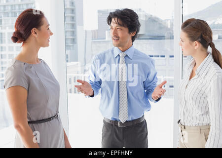 Imprenditore a discutere di lavoro con i colleghi Foto Stock