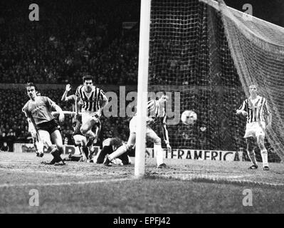 European Cup Winners Cup Semi finale prima gamba corrispondono a Old Trafford. Il Manchester United 1 v Juventus 1. (Juventus vincere 3-2 sull'aggregato). Obiettivo per il regno segnato da Alan Davies (sinistra). 11 aprile 1984. Foto Stock