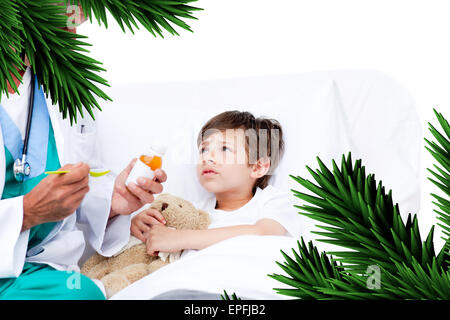 Happy little boy prendendo medicine per la tosse Foto Stock