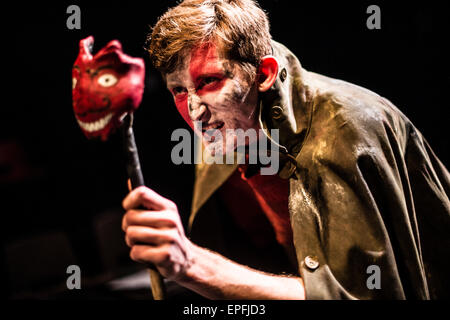 Secondo anno teatro di laurea studi gli studenti a Aberystwyth University di eseguire una fase di rare adattamento di Russell Hoban la setta di romanzo 'Riddley Walker", diretto da David Rabey, presso il Teatro del Castello, Aberystwyth Wales UK. Foto Stock