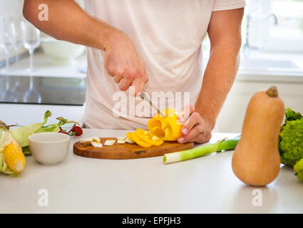 Uomo bello per la cottura Foto Stock