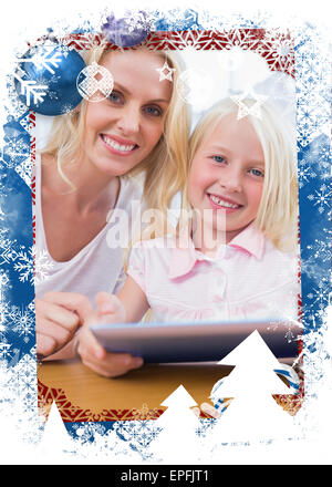 Madre utilizzando un tablet pc con sua figlia Foto Stock