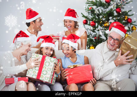 Immagine composita della famiglia scambio di regali di natale Foto Stock