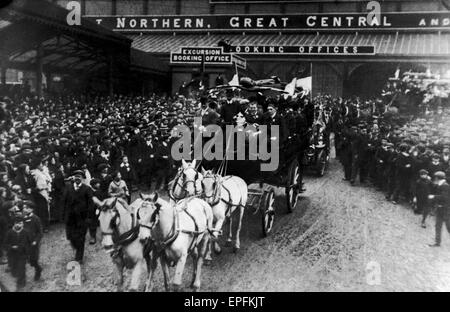 Benvenuti a casa per il vittorioso Manchester United team in seguito la loro vittoria 1-0 sopra la città di Bristol nel 1909 FA Cup finale allo stadio di Wembley. Regno ha mostrato il trofeo per il tifo fan come hanno fatto il loro cavallo viaggio attraverso le strade di Foto Stock