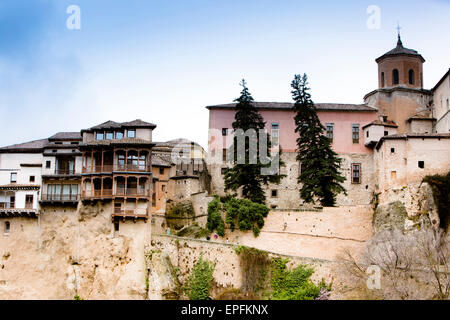 Vista sopra la gola a pochi restanti Casas Colgadas (case sospese) nella vecchia città di Cuenca in Castilla La Mancha, Centra Foto Stock