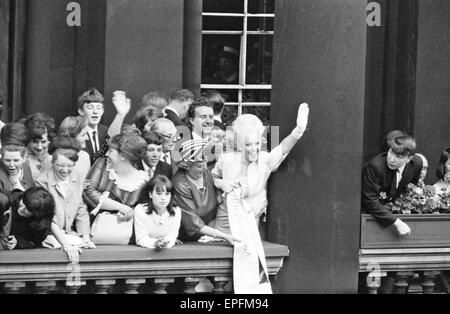 I Beatles a Liverpool per il Premier di una dura giornata di notte. Ventole onda da un balcone 10 Luglio 1964 Foto Stock