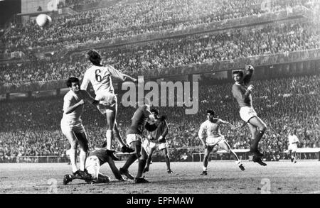 Coppa europea di Semi Finale seconda gamba corrisponde al Santiago Bernabeu Stadium. Real Madrid 3 V Manchester United 3. (United vincere 4-3 sull'aggregato). Il Madrid goalmouth entra sotto pressione da un rosso pesante attacco del. Il 15 maggio 1968. Foto Stock