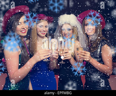 Immagine composita di attraenti amici tintinnanti bicchieri di champagne a notte di gallina Foto Stock