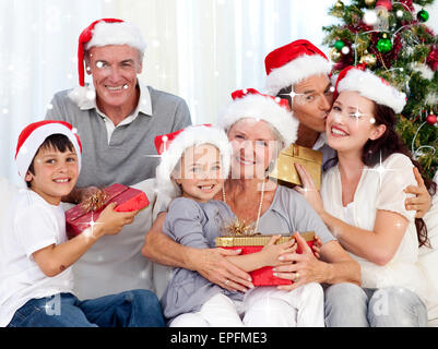 Immagine composita della famiglia sorridente a natale Foto Stock