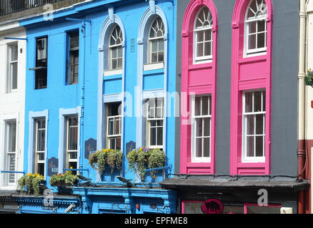 Victoria Street che conduce al Grassmarket di Edimburgo con la sua architettura storica, curva elegante e colorata fronti shop Foto Stock