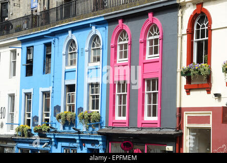 Victoria Street, con la sua architettura storica, curva elegante e colorata shop fronti Edinburgh Foto Stock